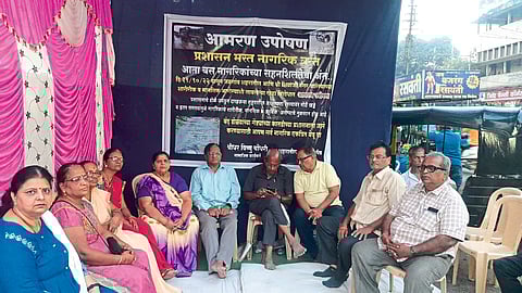 Jalgaon
Citizens gather to support Sridhar Chaudhary's hunger strike