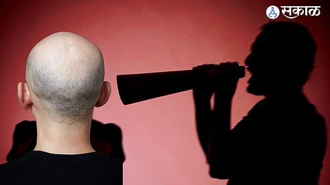 पत्नीकडे पाहू नये यासाठी पतीने चक्क नाभिकाला बोलावून २० वर्षीय पत्नीचे टक्कल