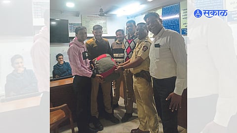 Police officers and staff while returning the missing bag of Adv. Santosh Kumar Bhalerao.