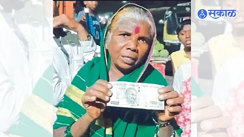 Vegetable vendor Gangubai Salve while showing fake five hundred note at lekha nagar.