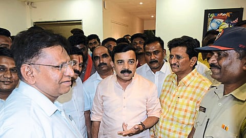 Jalgaon
Shiv Sena leader Sanjay Sawant in a discussion with Crime Branch Police Inspector Kishanrao Najan Patil
