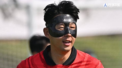 South Korea Son Heung-min trains with protective mask FIFA World Cup 2022 kgm00