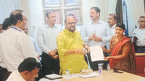 Jalgaon
Guardian Minister Gulabrao Patil and others while distributing approval orders to entrepreneurs under the Pradhan Mantri Micro Food Processing Udyog Yojana