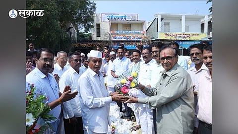 Baramati Bazaar starts buying selling cotton