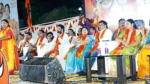 Pachora: Deputy leader Sushma Andhare speaking at a public meeting organized on the occasion of Mahaprabodhan Yatra. Vaishali Suryavanshi, Jayashree Mahajan, Kusum Patil, Gulabrao Wagh, Vishnu Bhangale, Deepak Singh Rajput, Sunil Patil, Sanjay Sawant, Harshal Mane and other officials and dignitaries on the platform