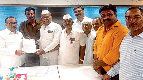 Nashik : शेतकऱ्यांकडून कर्जवसुली थांबवा