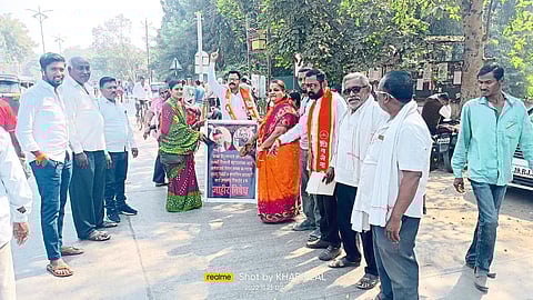Amalner: Office bearers and workers of Shiv Sena Uddhav Thackeray group protesting and protesting