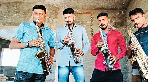 Jalgaon: Youth practicing band squat while waiting for police recruitment