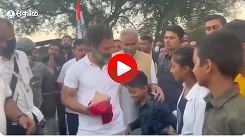 children gave piggy bank to rahul gandhi emotional video goes viral during bharat jodo yatra