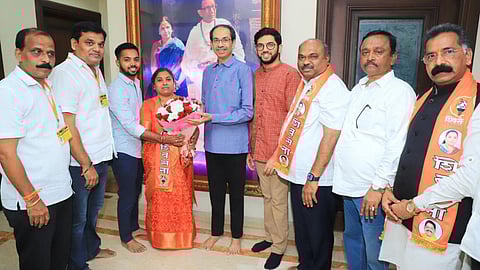 शिवसेना उद्धव बाळासाहेब ठाकरे पक्षाच्या उमेदवार ऋतुजा लटके यांनी अंधेरी पूर्व विधानसभा मतदारसंघाच्या पोटनिवडणुकीत दणदणीत विजय मिळवला. ऋतुजा लटके यांनी निवडणुकीच्या निकालाचं चित्र स्पष्ट झाल्यानंतर उद्धव ठाकरे, आदित्य ठाकरे यांची भेट घेतली. यावेळी सेना नेते अनिल परब देखील उपस्थित होते. उद्धव ठाकरेंनी यानंतर पत्रकारांशी संवाद साधला.