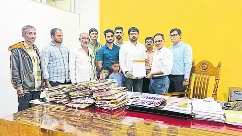 Amol Patil, city vice-president of BHAJYUMO, while giving a statement to the additional commissioner of the demand that the stray dogs in Satpur area should be taken care of.