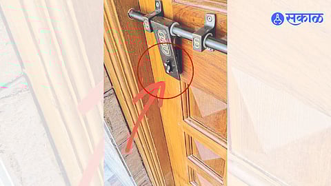 Thieves broke the door frame of Kailas Sangle's new bungalow on the roadside at Dodi Khurd on Dapur Street.