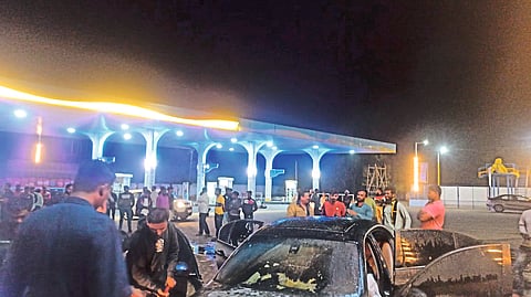 Ozar: A car that came to fill fuel at Bharat Petrol Pump, the crowd and the staff extinguished the fire by opening the bonnet