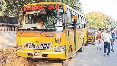Jalgaon: The bus came to Zilla Peth police station with girls