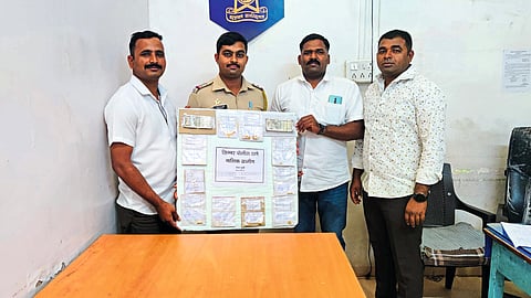 Officers and staff of Sinnar Police Station along with the seized items after arresting the burglary gang.