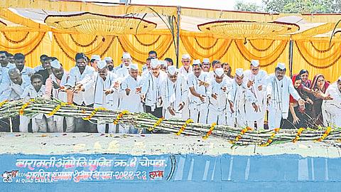 Chahardi : Official all-party leaders, farmers etc. started the season in the second round of 'Baramati Agro' Unit No. 4.