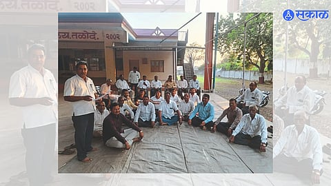 Taloda: Mitalkumar Twale while Guiding the farmers in the meeting