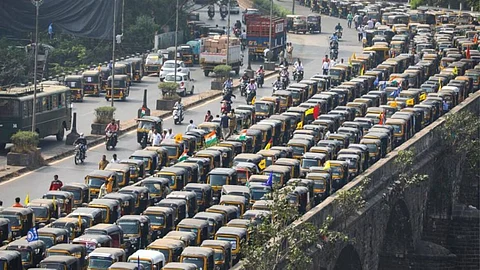 Rickshaw Association : पुण्यातील रिक्षा संघटनेत मोठी फूट; बाबा कांबळेंना संघटनेतून वगळलं!