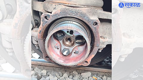 Broken bearing of middle coach wheel of Janshatabdi Express.