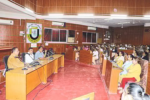 Jalgaon: Speaking at the meeting regarding measles in Municipal Corporation on Thursday, Dr. Prakash Nandapurkar. Neighbor Dr. Ram Rawlani, Sunil Gorane and Asha Swayamsevika.