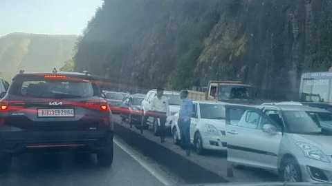 tourists Crowd in Lonavala slow traffic in Borghat expressway traffic police