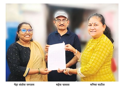 Jalgaon: Neha Jagtap thanking Mahesh Chawla, Manisha Patil for getting the money back