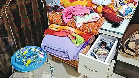 Thieves misplaced goods in the house of Kailas Kale in Pandharinath Nagar.