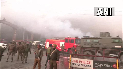 Jammu Kashmir : जम्मू काश्मीरमध्ये सैन्याची दहशतवाद्यांशी चकमक; तीन दहशतवाद्यांना कंठस्नान