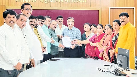 Statement of the demand to withdraw the excessive increase, Commissioner Dr. A delegation of the Shinde group while giving Chandrakant Pulkundwar.