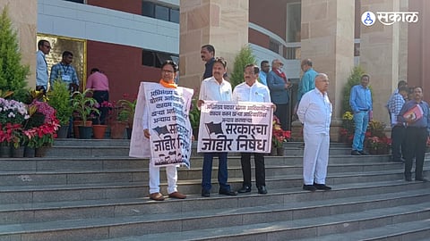MLA Nitin Pawar, along with MLA Nitin Pawar, raised slogans against bogus tribals and tribal people's representatives drew the government's attention, protesting on the steps of the legislature.