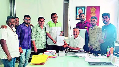 Officials, activists of Nashik Weis Mitra Mandal giving a statement to Principal Sanjay Kedar.