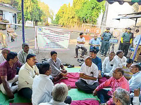 Faizpur: MP Raksha Khadse and others while visiting the labor movement of 'Masaka' and getting to know the feelings of the workers