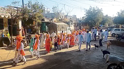 Kapdane (Dhule): District Collector Jalaj Sharma while guiding the Bhat River Jalayatra program. The second photo shows the students participating in the Jaladindi
