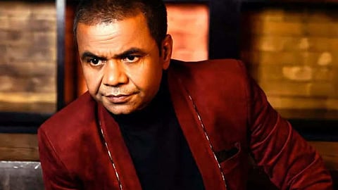 Rajpal Yadav Hit Student during Shooting in Uttarpradesh Prayagraj