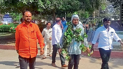 Sambhaji Brigade : जलपर्णीचा गुच्छ अन्‌ अंगावर जलपर्णीहार!