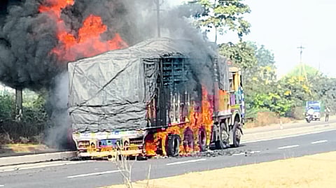 Dhule: Truck caught fire on Agra highway