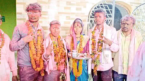 Gangubai Ahire who directly won the post of Sarpanch in the Gram Panchayat elections. Neighbors Suresh Ahire, Pandit Suryavanshi, Dhavla Suryavanshi etc.