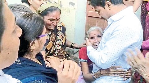 Old Jalgaon: Dr. In Babasaheb Ambedkar Nagar, burnt materials in the house due to fire. A woman crying because all other worlds are destroyed