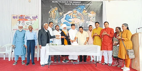 Dhule: Father Wilson Rodrigues and his brothers and sisters praying at St. Anne's Catholic Church on the occasion of Christmas. In the second photo, officials of various parties and organizations including the Sarvadharma Sangha are celebrating the birth of Lord Jesus by cutting the cake