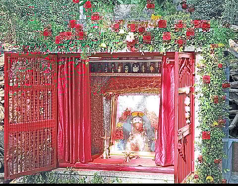 Nashik : Mata Melide Devi Mandir (Temple with Trident). In the second picture Mata Tara Devi Mandir (temple with flower arch)