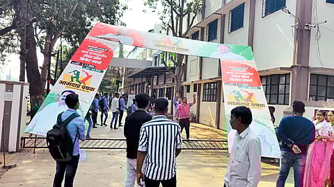 The political banner taken down after the statement of BJP Yuva Morcha