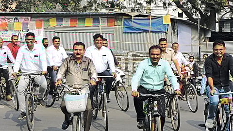 Devidas Tekale, Nitin Kapdanis, Manoj Wagh, Anil Salunkhe and other officials-employees coming to the Municipal Corporation on Tuesday in an activity under the Majhi Vasundhara Abhiyan.
