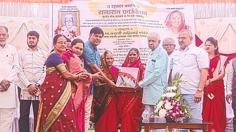 Kapdane: Officials of Rajaram Foundation honoring Padma Shri Rahibai Popere here on Saturday