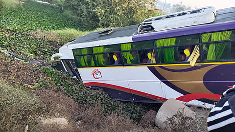 school travel bus of schoolgirls fell from bridge at Baramati-Pahunewadib 24 student injured