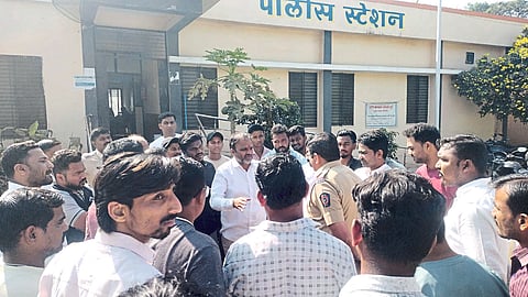 Sakri: Shiv Sena taluka chief Pankaj Marathe, office bearers and activists present met police inspector Ravindra Deshmukh in connection with the demolition of the religious program banner along with the happy birthday banner and discussed the matter of taking strict action against the concerned social worker.