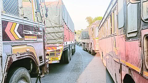Nawapur: Queues of vehicles on the highway due to traffic jam