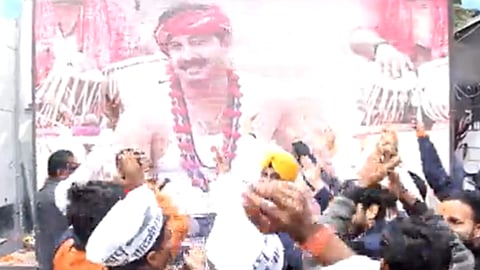 mcd results 2022 After bjp defeat aap workers dancing on manoj tiwari song rinkiya ke papa video goes viral