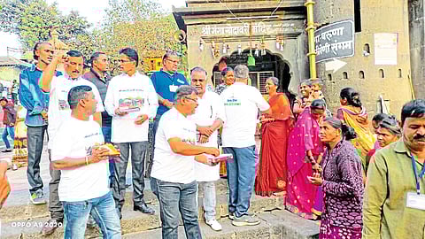 Nishikant Pagare, Raju Desale etc. expressing their happiness after Godavari's inclusion in Amrit Jal scheme.