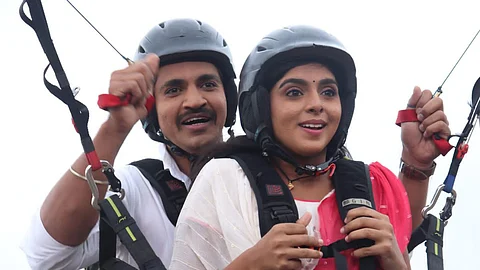 Appi Amchi Collector arjun propose appi in paragliding