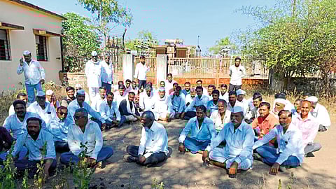 Farmers in the agricultural suburbs protested against the electricity problems in the sub-centre at ajmer saundane